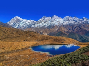 原野雪域高山湖泊风光摄影图片